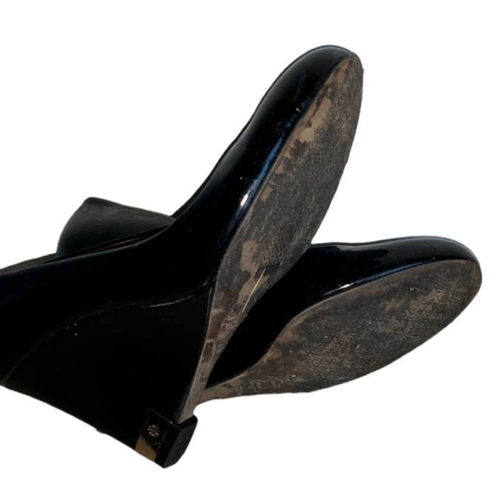 Tory Burch Astoria Black Patent Leather Gold Logo Wedge Pumps Size  7 - Picture 6 of 6